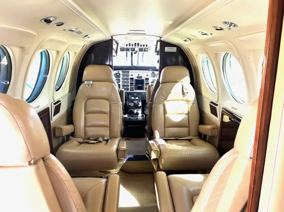 7572/beechcraft-king-air-c90a-1991-flightmarket-id-7572-24045.webp