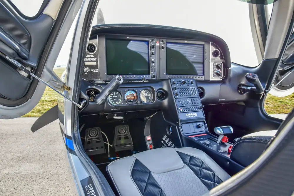 7561/cirrus-sr22-g5-2014-flightmarket-id-7561-05344.webp