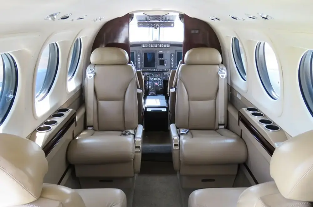 7437/beechcraft-king-air-c90gti-2009-flightmarket-id-7437-49282.webp