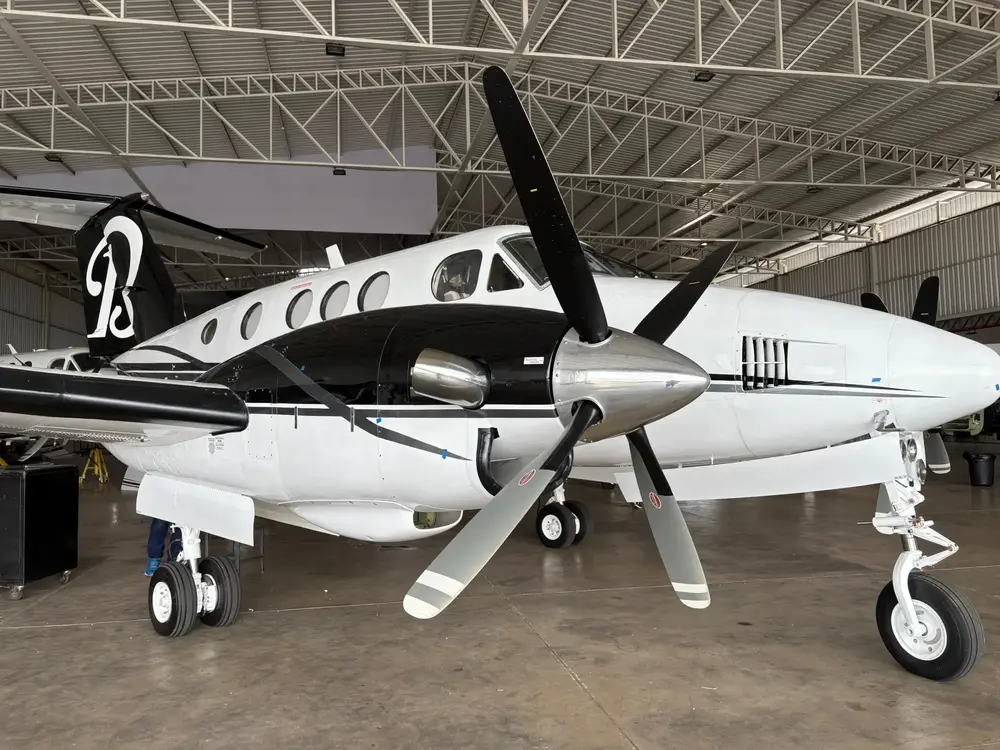 7426/beechcraft-king-air-f90-1981-flightmarket-id-7426-52240.webp
