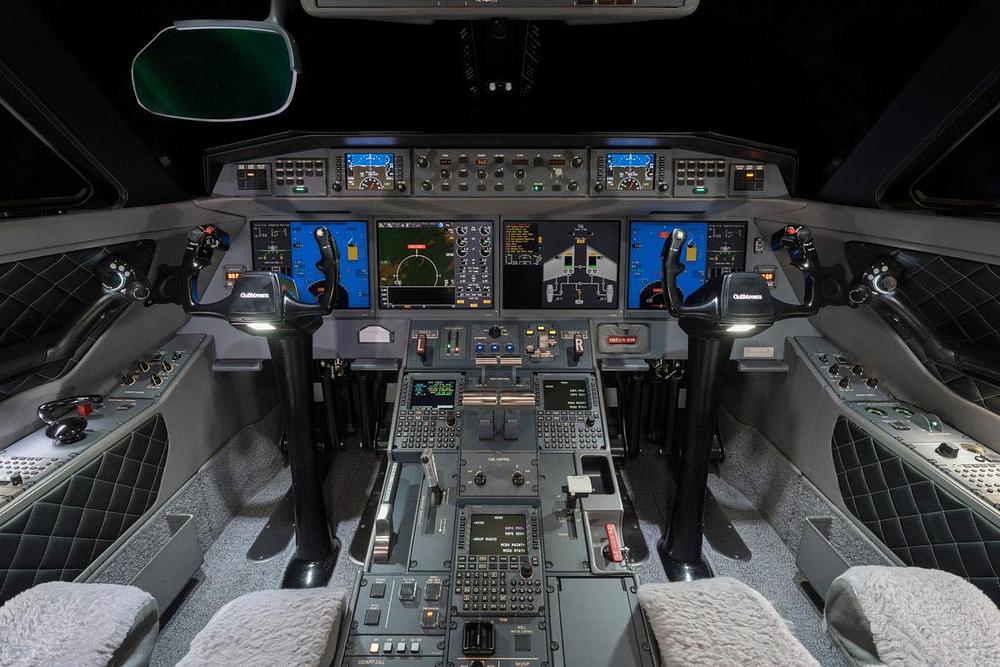 04-cockpit1_6188_N82A.jpg