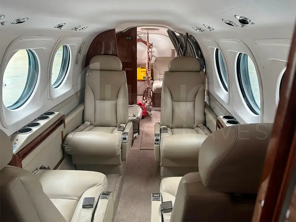 7122/beechcraft-king-air-c90gtx-2015-flightmarket-id-7122-36074.webp