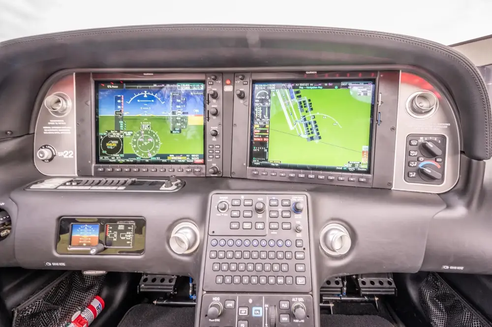 7594/cirrus-sr22-g6-2023-flightmarket-id-7594-06064.webp
