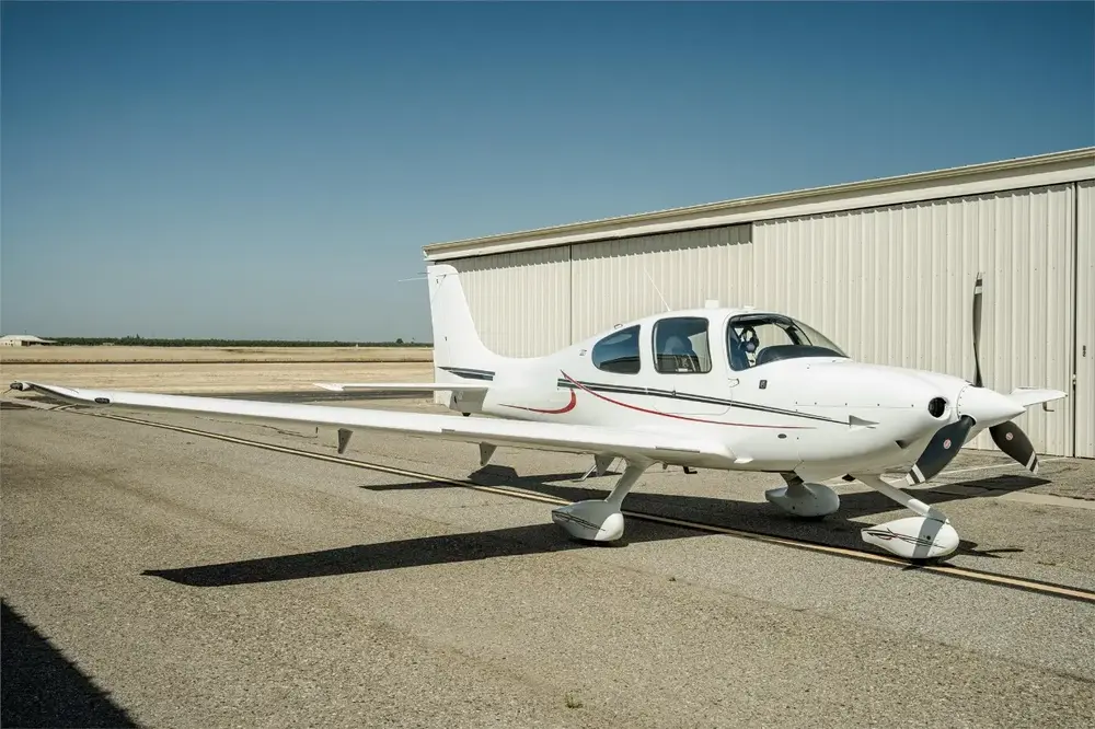 7425/cirrus-sr22-g5-turbo-2015-flightmarket-id-7425-32570.webp