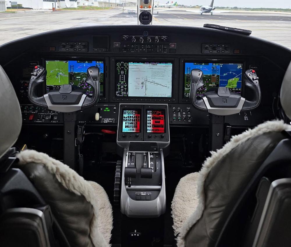 06-cockpit2_525-1138_N540JL.jpg
