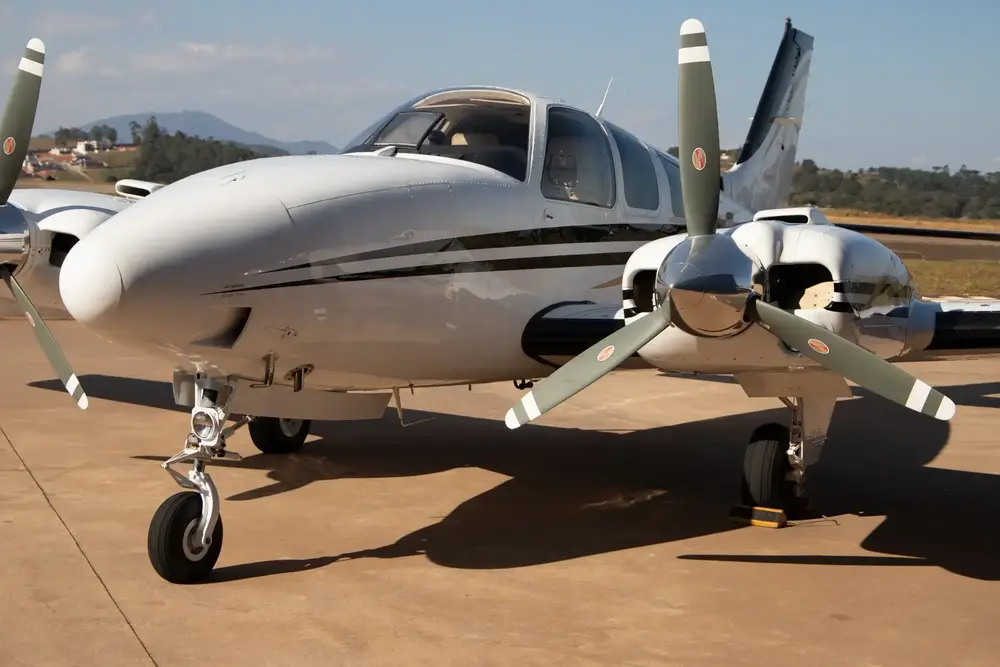 7210/beechcraft-baron-58-2001-flightmarket-id-7210-05483.webp