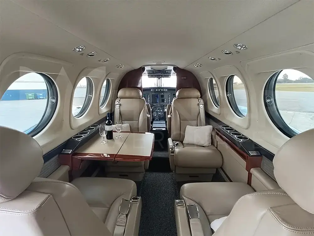 7111/beechcraft-king-air-c90gti-2011-flightmarket-id-7111-47117.webp