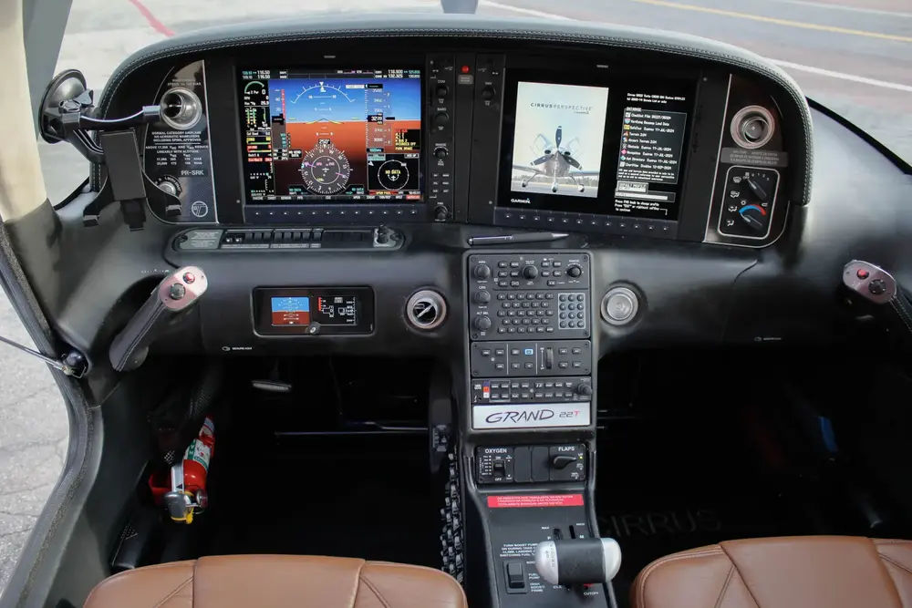 7689/cirrus-sr22-g5-turbo-2015-flightmarket-id-7689-02083.webp