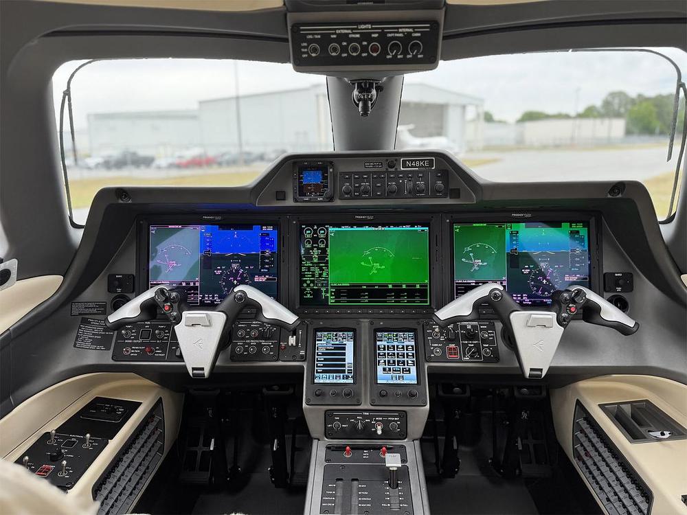 05-cockpit1_50000376_N48KE.jpg