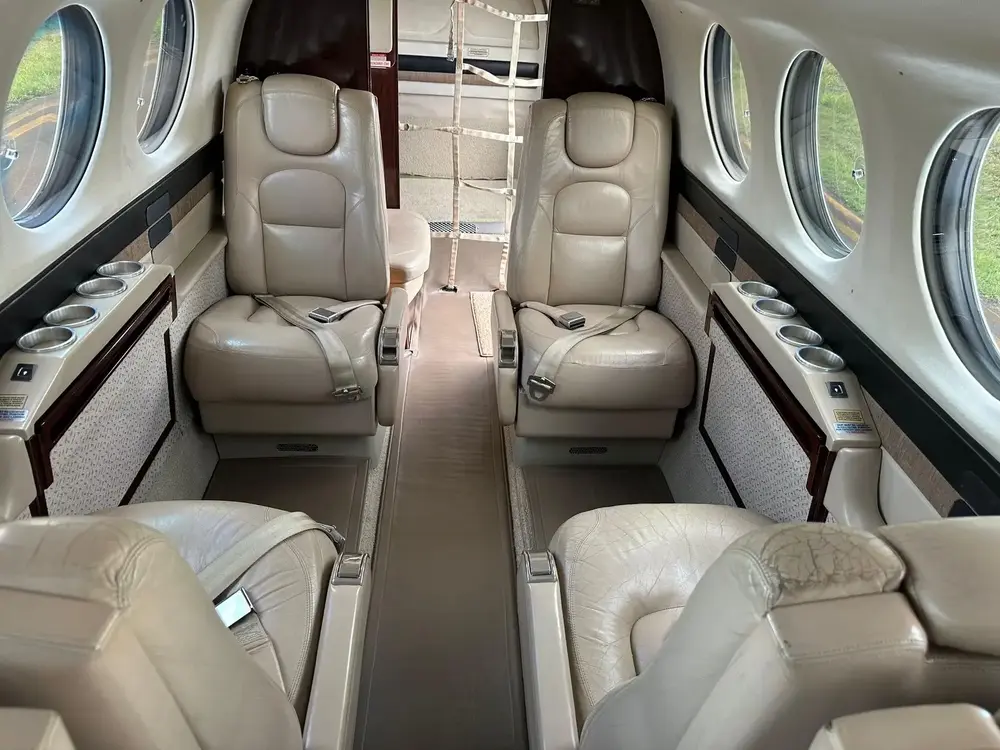 7432/beechcraft-king-air-350-2000-flightmarket-id-7432-40121.webp