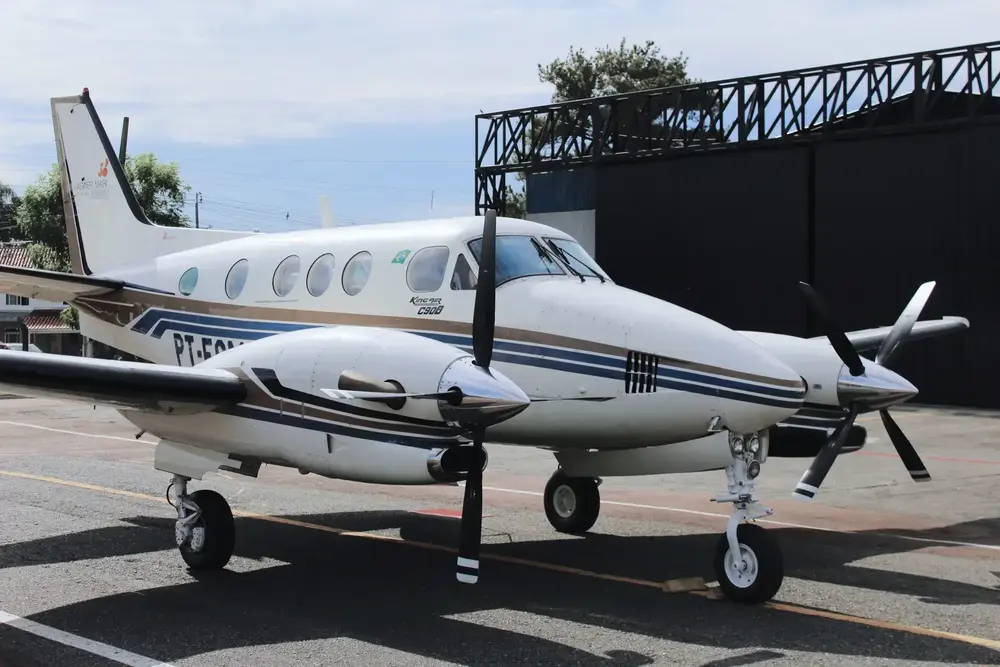 7082/beechcraft-king-air-c90a-1997-flightmarket-id-7082-27380.webp