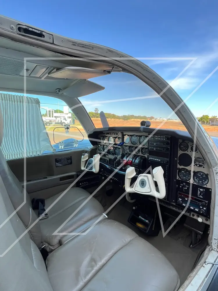 7125/beechcraft-baron-e55-1975-flightmarket-id-7125-10397.webp