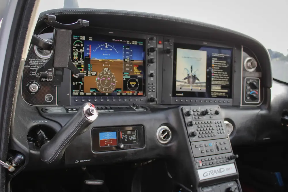 7689/cirrus-sr22-g5-turbo-2015-flightmarket-id-7689-02074.webp