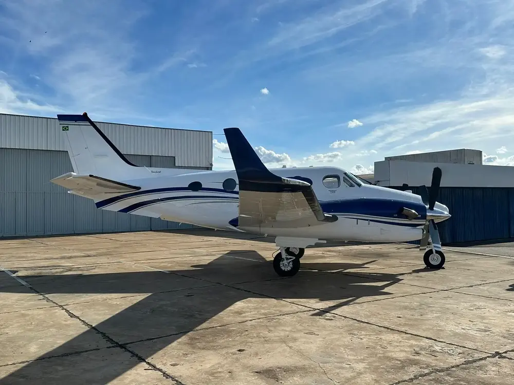 7616/beechcraft-king-air-c90b-1996-flightmarket-id-7616-07561.webp