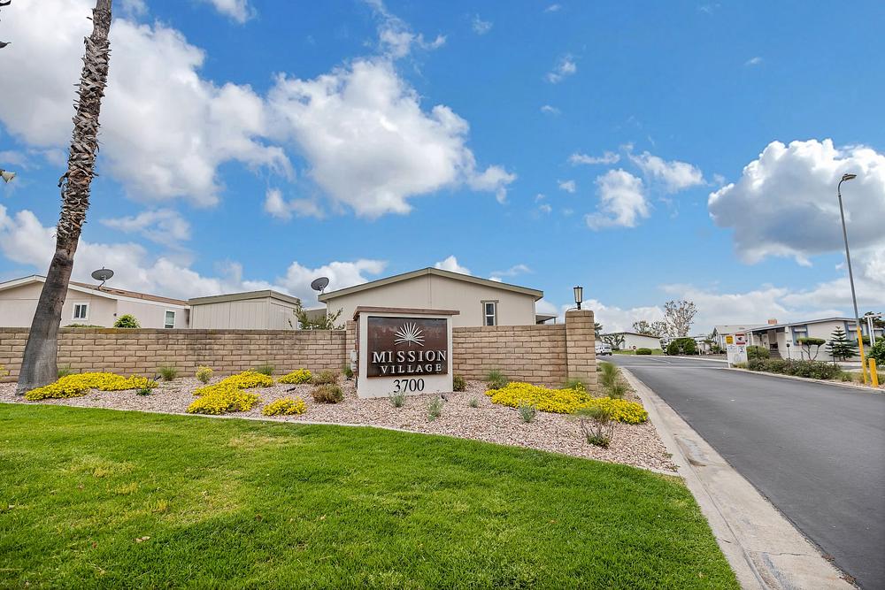 02 3700 Buchanan St Riverside CA 92503 USA Exterior AW3I9920