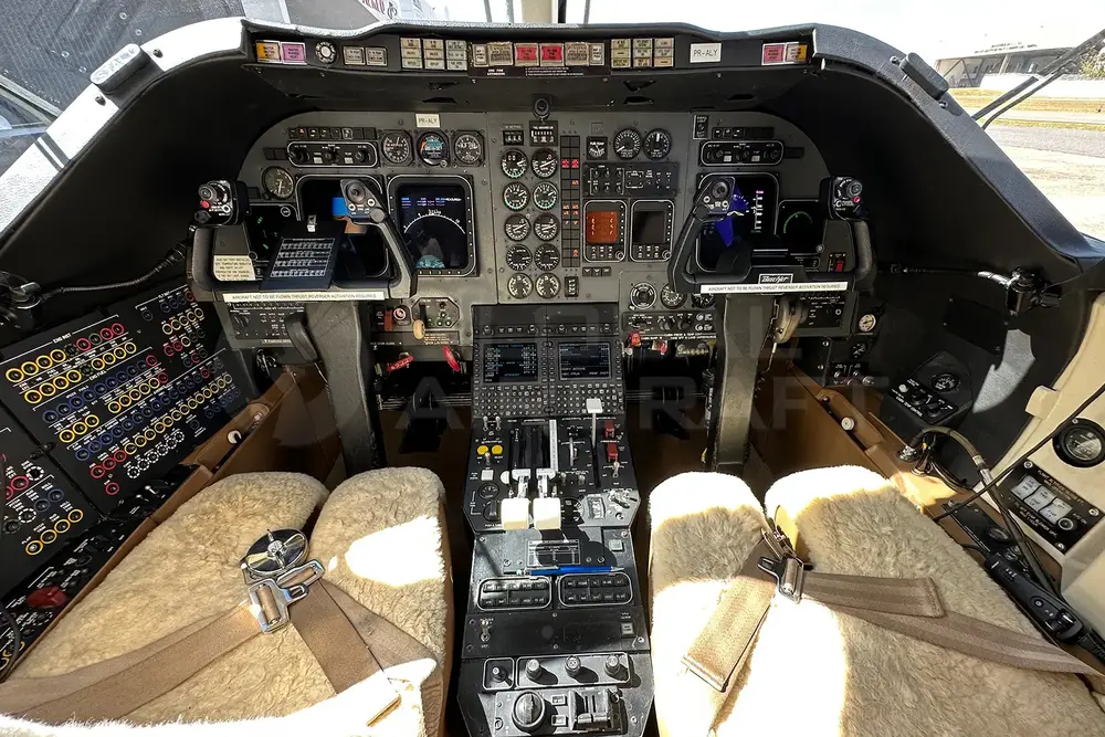 7722/beechcraft-beechjet-400a-1991-flightmarket-id-7722-19402.webp