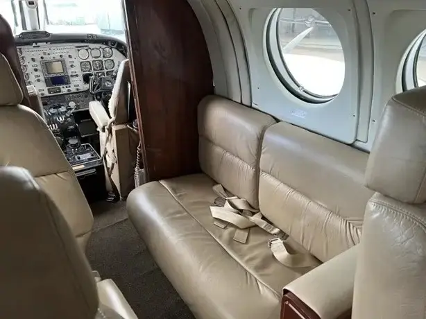 7764/beechcraft-king-air-b200-1982-flightmarket-id-7764-06265.webp