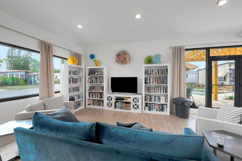 35 4530 9th St E Bradenton FL 34203 USA Living room MCP5484 1